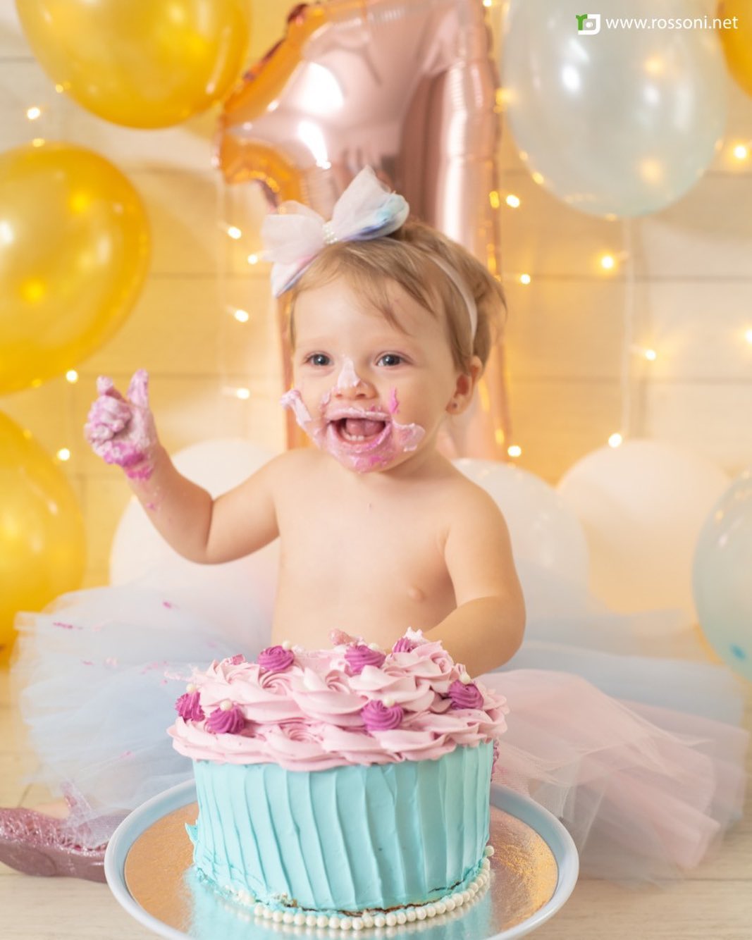 Menina com bolo nas mãos durante ensaio smash cake