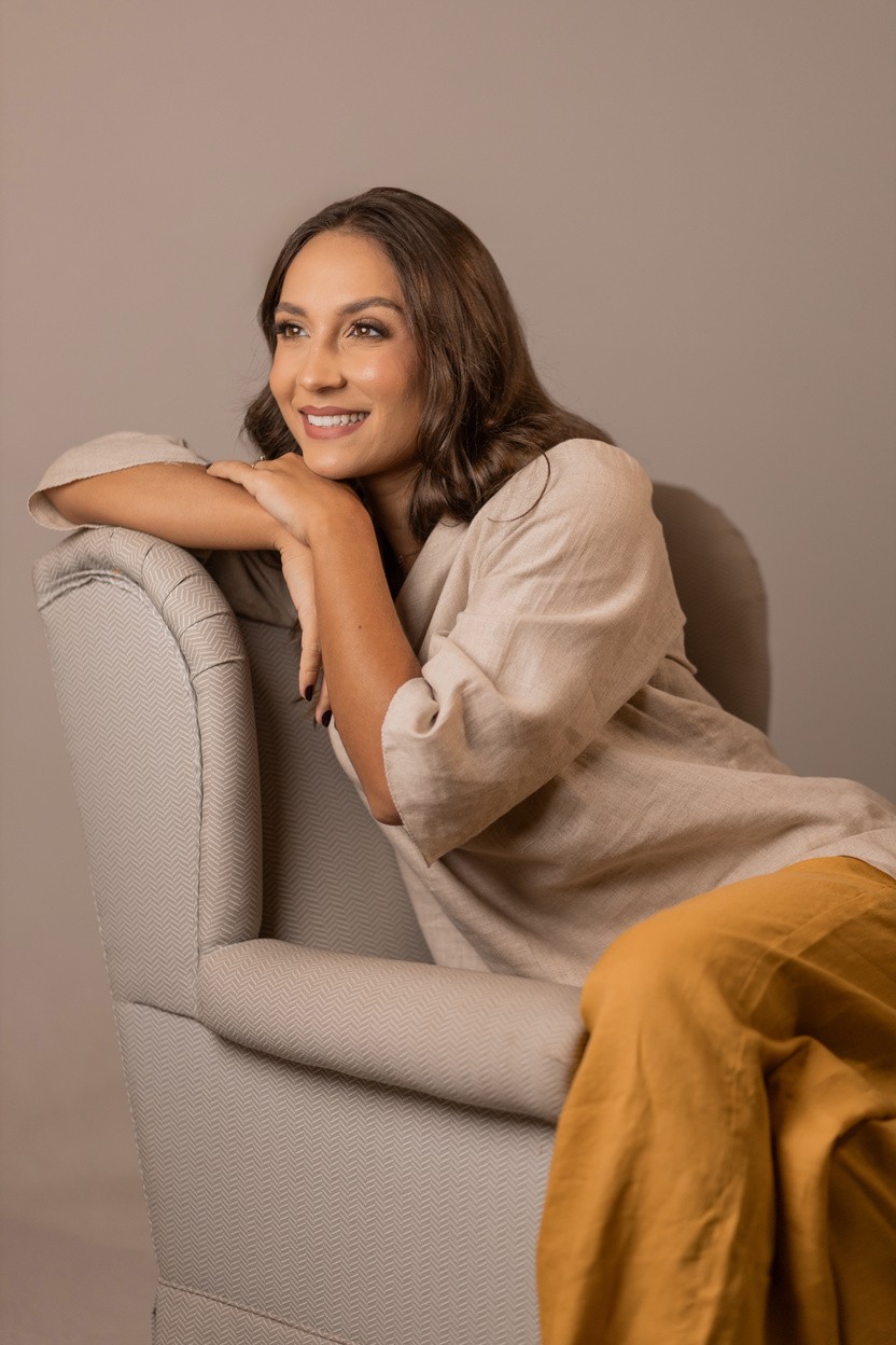 Retrato de gestante sentada em estúdio